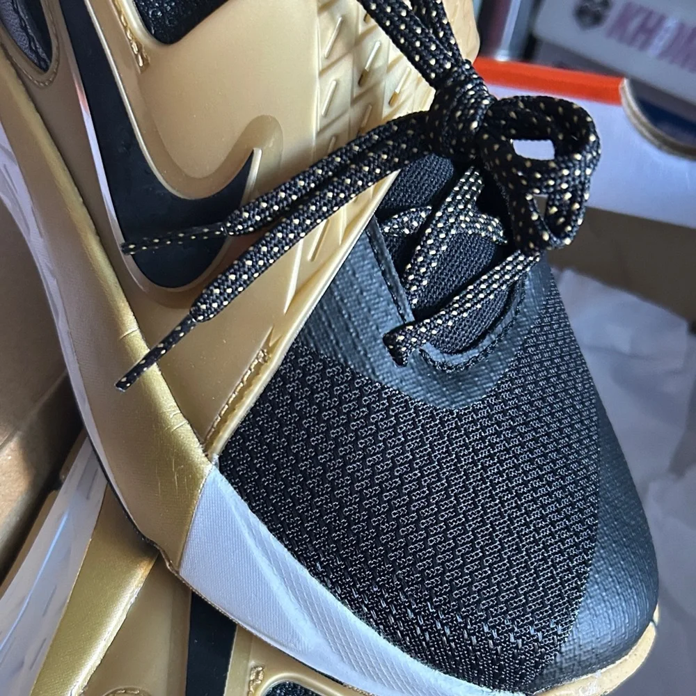 Nike Team Hustle D 10 GS Kids Basketball Shoes Black Metallic Gold CW6735-002